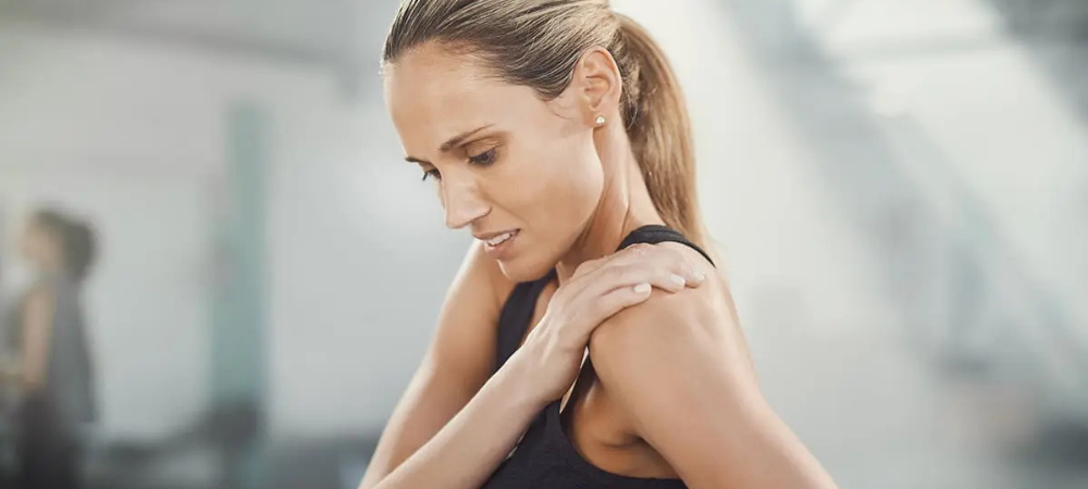 woman with shoulder pain