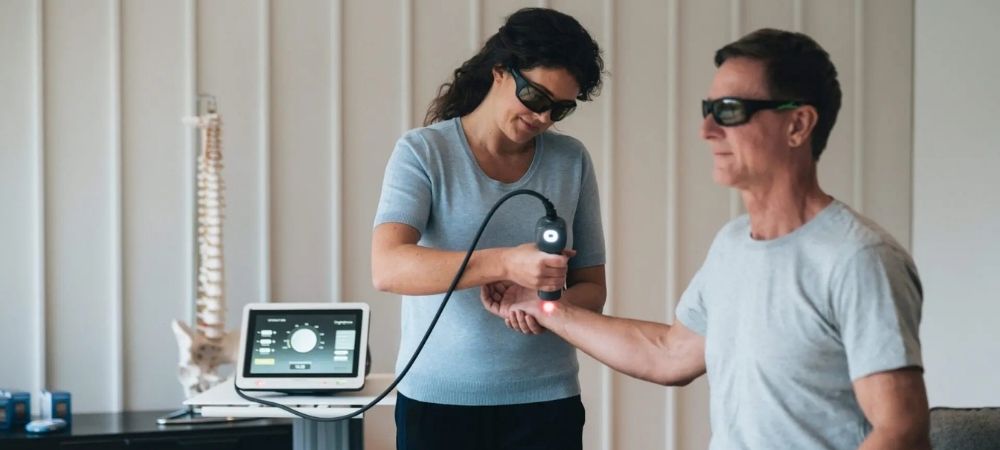 Photobiomodulation for Joint Pain: How It Helps Knees, Shoulders, and More