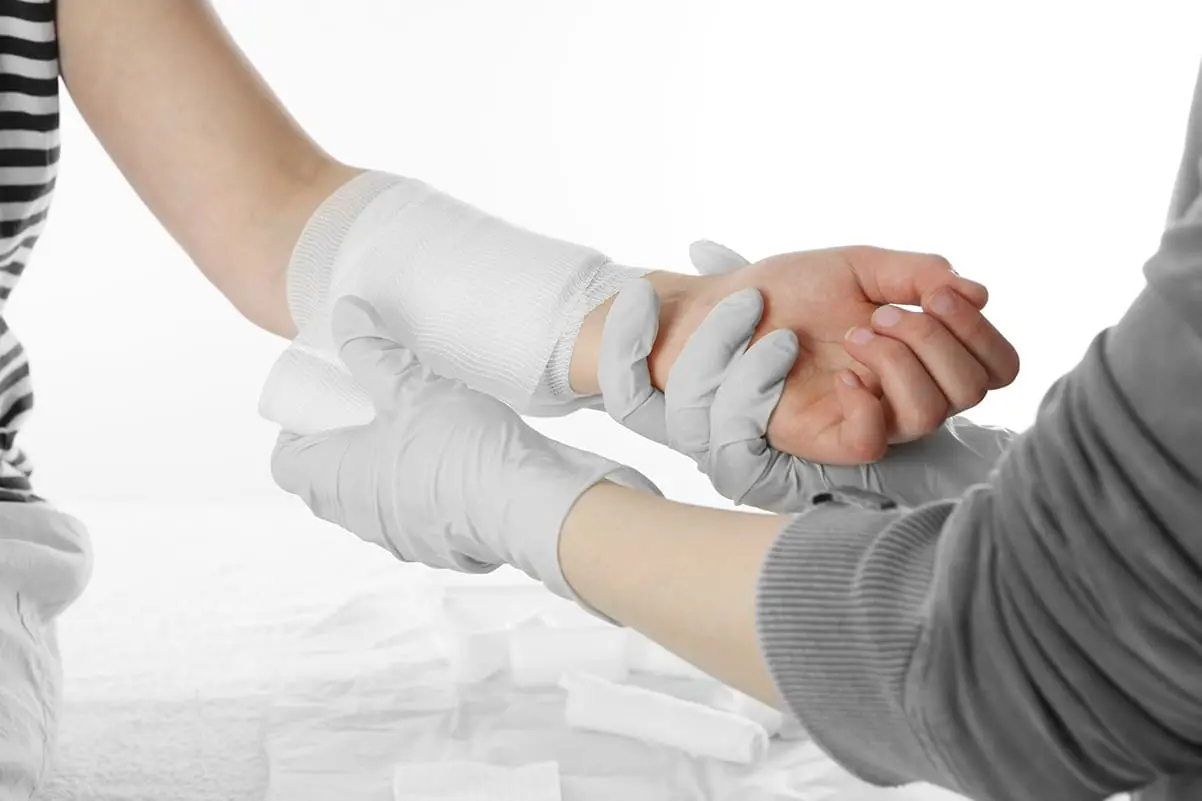 The comparison of effects between pulsed and CW lasers on wound healing